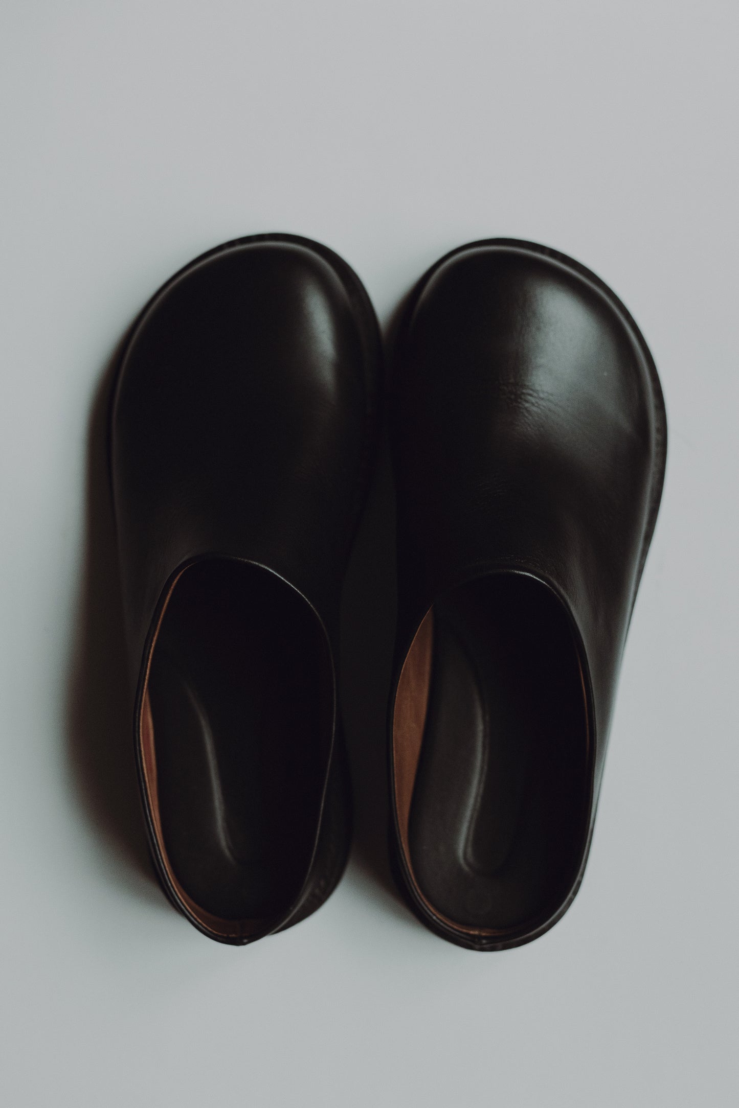 Sueco Fontana Cuero Negro