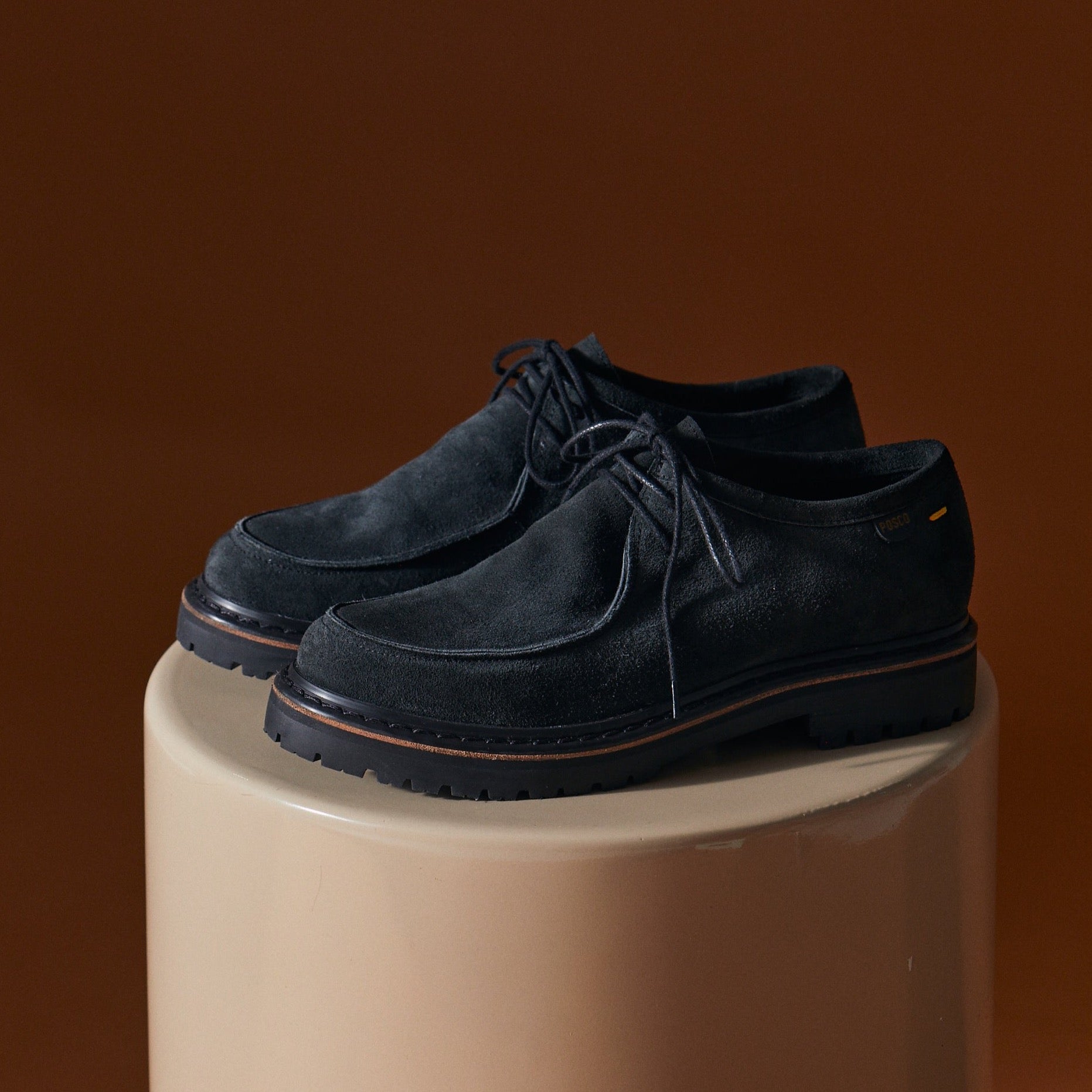 Wanabe 2.0 Gamuza Negra - Un zapato de oficio para todos los días. Funcionan para una reunión de trabajo con un jean o para salir con amigos. Pensado para los arquitectos que van de obra en obra.