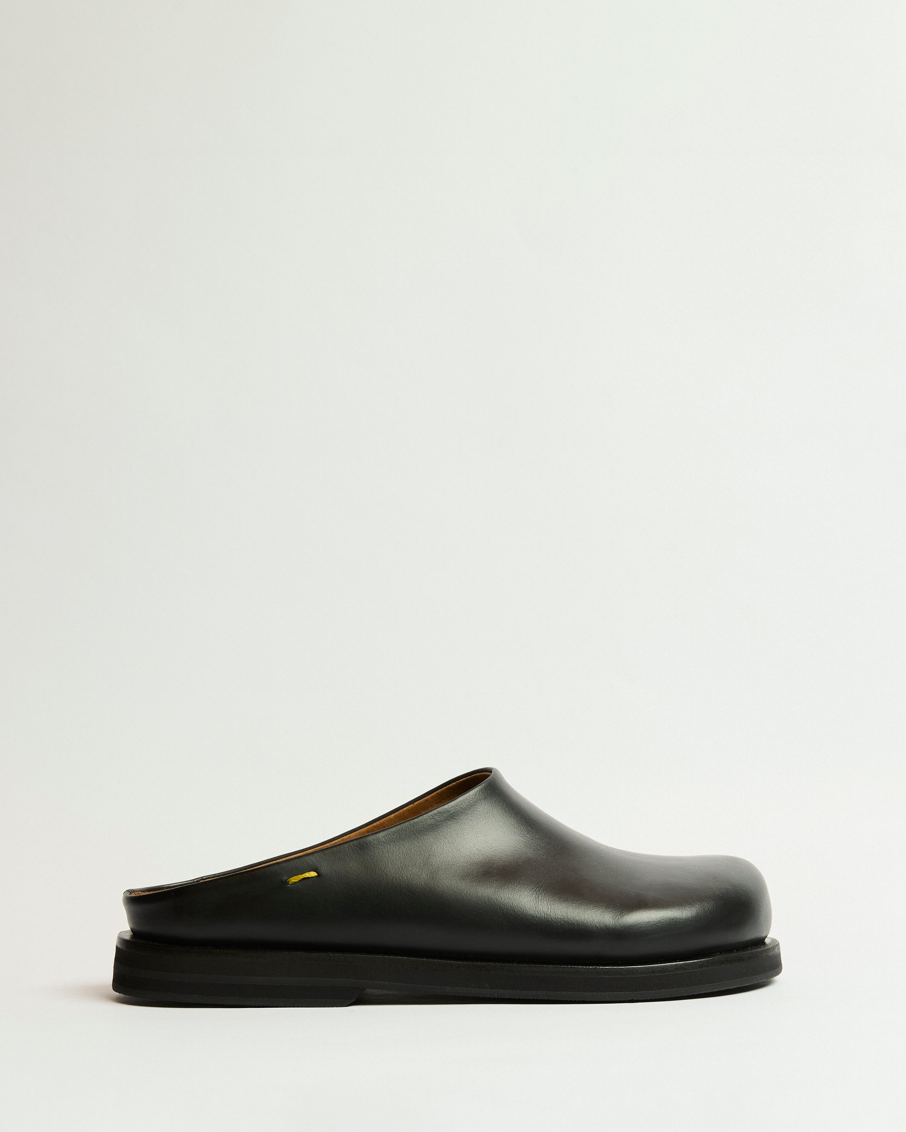 Sueco Fontana Cuero Negro